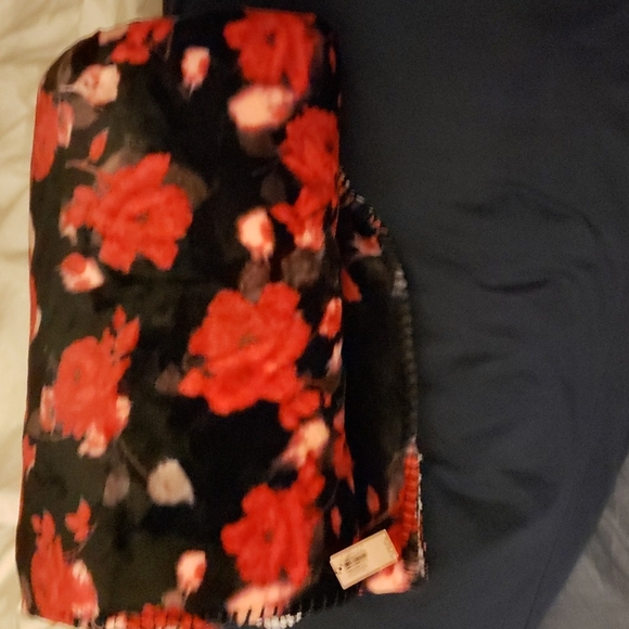 VICTORIA SECRET Sherpa Red 🌹 Rose Blanket RARE CANOT FIND ANYMORE - Picture 2 of 4